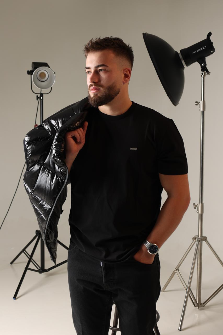 T-SHIRT E ZEZE ME DETAJE MINIMALISTE