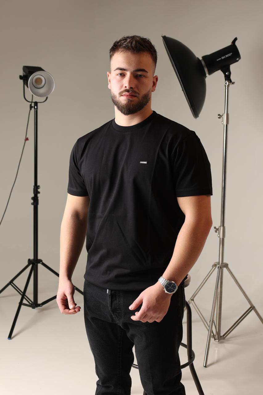 T-SHIRT E ZEZE ME DETAJE MINIMALISTE - Image 4
