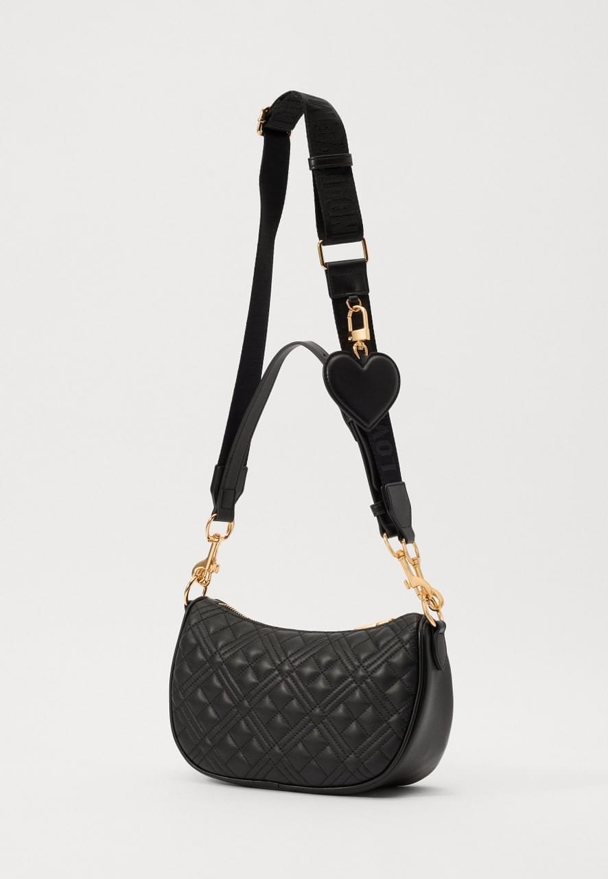 CANTA MOSCHINO NDERTHURUR MES TE ZEZES ME DETAJE GOLD DHE KLASIKES ME SPORTIVEN