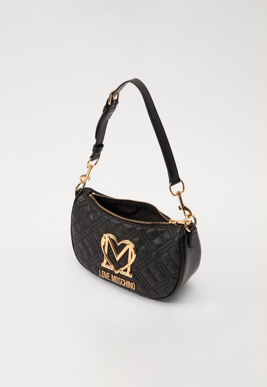 CANTA MOSCHINO NDERTHURUR MES TE ZEZES ME DETAJE GOLD DHE KLASIKES ME SPORTIVEN - Image 4